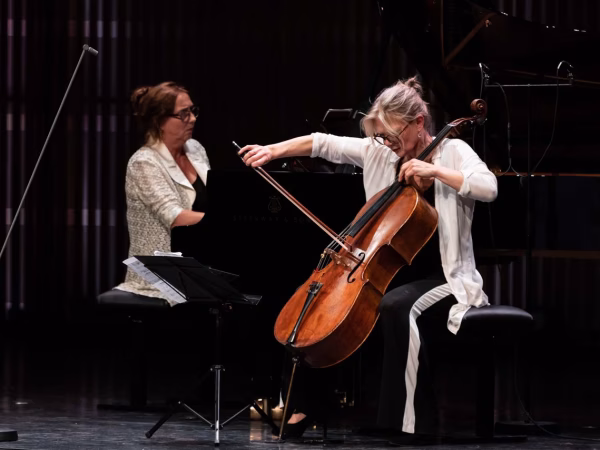 Reviews behind the moon – Opening Cello Biënnale 2022